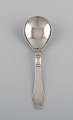 Georg Jensen 
Continental 
serving spoon 
in silver. 
Dated 
1915-1930.
Length: 18 cm.
Stamped.
In ...