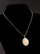 Sterling silver 
necklace 42 cm. 
and medallion 2 
x 2.8 cm.    
Nr. 452780