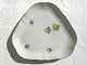 Bing & 
Grondahl, 
erantis, 
triangular dish 
# 40, 23.5cm 
wide * Nice 
condition *