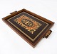 Serving tray of 
dark wood with 
inlaid wood, 
from the 1940s.
3 x 43.5 x 28 
cm.