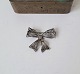 Filigree loop 
brooch in 
silver 
Stamped 925
Measure 2.7 x 
3.3 cm.