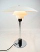 PH 4/3 
bordlampe 
designet af 
Poul Henningsen 
og fremstillet 
hos Louis 
Poulsen. Lampen 
er med ...