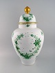 Gigantisk Herend Chinese Bouquet lågvase i porcelæn med håndmalede grønne 
blomster og gulddekoration. Midt 1900-tallet.

