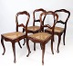 Sæt af fire rokoko spisestuestole af mahogni og med sæde af fransk rørflet fra 
1860.
5000m2 udstilling.