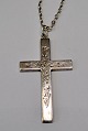 Antique silver 
cross with 
chain, 19./20. 
årh. Decorated 
with flowers. 
Unstamped. 
Cross: L. 6 cm. 
...