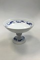 Royal 
Copenhagen 
Rosebud Bowl on 
foot No 8064. 
Measures 21cm / 
8.27" and is in 
good condition.