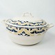 Tureen 
decorated with 
blue and yellow 
colours from 
the 1960s.
15 x 23 cm.