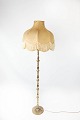 Floor lamp of brass and shade of fabric, in great antique condition. 150 x 22 cm.