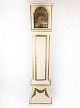 Grandfather clock of white painted wood decorated with gold from the 1820s. The clock is in ...