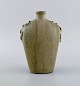 Arne Bang (1901-1983), Danmark. Sjælden vase i glaseret keramik modelleret med 
bladværk. Smuk æggeskalsglasur. 1940/50