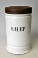 Pharmacies jar 
in white 
porcelain, 19th 
century 
Denmark. With 
lid in wenge. 
With the text: 
...