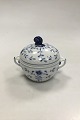 Bing & Grondahl 
Butterfly Sugar 
bowl No 94. 
Measures 11 x 
11 cm (4 21/64 
x 4 21/64 in).