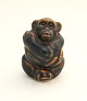 Royal 
Copenhagen, 
stoneware brun 
glasur. Abe 
siddende med 
armene om sig. 
Formgivet af 
Knud Kyhn. ...