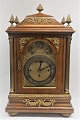 John Bryson, Edingburgh. Large table clock. Watch case in oak. Clockwork is with hourly strokes ...