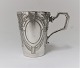 Silver 
children's mug 
(830). Height 
6.5 cm.