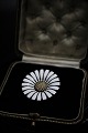 Fine old Marguerite / Daisy brooch in sterling silver and white enamel. Dia.:3,6cm. Stamped ...