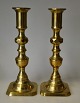A pair of 
English brass 
candlesticks, 
19th century. 
Stamped: 
Pebrage, 
England. 8 
angular foot 
...