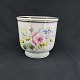 Height 16 cm.
Diameter 16 
cm.
Nice white 
flowerpot with 
roses and a 
large flower on 
the ...