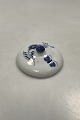 Royal 
Copenhagen Blue 
Fluted Plain 
Lid with 
Butterfly
Measures 11cm 
/ 4.33 inch