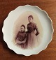 Porcelain plate 
with wavy edge 
from Bing & 
Grondahl. 
Photographic 
motif with two 
young women. 
...