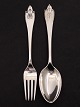 GEORG JENSEN 
akeleje ske 
20.5 cm. fork 
19.8 cm. item 
no. 494345. 
Stock: 1