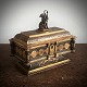 Sumptuous jewelry box of driven gilded metal and bronce, Corpus with vines of gilded medallions. ...