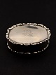 830 silver pill 
box 5.6 x 4 cm. 
from 
silversmith 
Hugo 
Gr&#65533;n 
Copenhagen item 
no. 496001