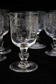 Old French mouth-blown wine glass with engraved motif of ducks and flowers. Height: 12 / 13cm. Dia.:6,5cm...
