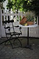 Old French café table with base in black cast iron and gray / white marble top. H:72cm. ...