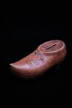 Old ceramic piggy bank in the form of clogs with old paint and fine patina. H:5,5cm. L:14cm.