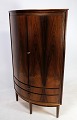 Corner cabinet in rosewood of Danish design from around the 1960s. The corner cabinet has 2 ...