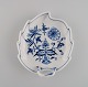 Leaf-shaped 
Meissen Blue 
Onion dish in 
hand-painted 
porcelain. 
Early 20th 
century.
Measures: 19 
...