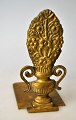 French book support in bronze, 19th century. Decoration in the form of flowers in a vase. H: 12 cm.