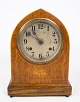 Antique carmine clock in light mahogany with intarsia from around the 1920s.H:31 W:22.5 D:12