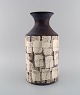 Mari Simmulson (1911-2000) for Upsala-Ekeby.  Stor vase i håndmalet og glaseret 
keramik. 1960