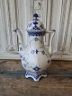 Royal 
Copenhagen Blue 
fluted full 
lace coffee pot 

No. 1202, 
Factory second 
Height 29 cm.