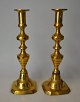 Pair of English brass candlesticks, 19th century. Profiled stem with patterns. H.: 25 cm. One ...