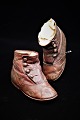 A pair of 
decorative 
small 
children's 
shoes from the 
19th century in 
leather with 
small buttons 
...