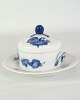 Royal butter 
dish on fixed 
foot with 
patterned blue 
flower plaited 
no. 10/8075. 1 
sorting.
H:10 ...