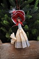 Gammelt 
juletræspynt , 
fin dame med 
paraply lavet i 
papir og 
glansbillede. 
Højde: 14cm.