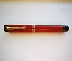 Short coral red 
Parker Duofold 
fountain pen 
from the 1930s. 
Appears in good 
condition with 
...