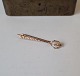 Vintage brooch in 14 kt gold with pearl Stamped 585 Length 4 cm.