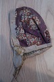 Antique bonnet / headgearWith beautiful embroideryAbout 1860Please look at the other ...