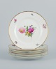 B&G, Bing & 
Grondahl Saxon 
flower.
Six dinner 
plates 
decorated with 
flowers and 
gold ...