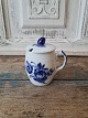 Royal 
Copenhagen Blue 
Flower mustard 
jug with lid 
No. 8206, 
factory first
Height 10 cm.