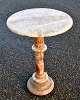 Marble table, 20th century Italy. Pink marble. H.: 50 cm. Dia. plate: 35 cm.NB: With minor ...