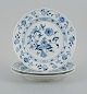 Meissen, a set 
of three Blue 
Onion dinner 
plates.
Approx. 1900.
First factory 
quality.
In ...