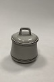 Bing og 
Grondahl 
Stoneware 
Columbia Sugar 
Bowl with Lid 
No 302. 
Measures 7.5 cm 
/ 2 61/64 inch 
high