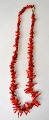 Red coral necklace, 20th century. Length: 46 cm.