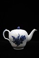 Royal 
Copenhagen Blue 
Flower Braided 
teapot. 
Decoration 
number: 
10/8122. 
2.sort. H:13 
cm. from ...